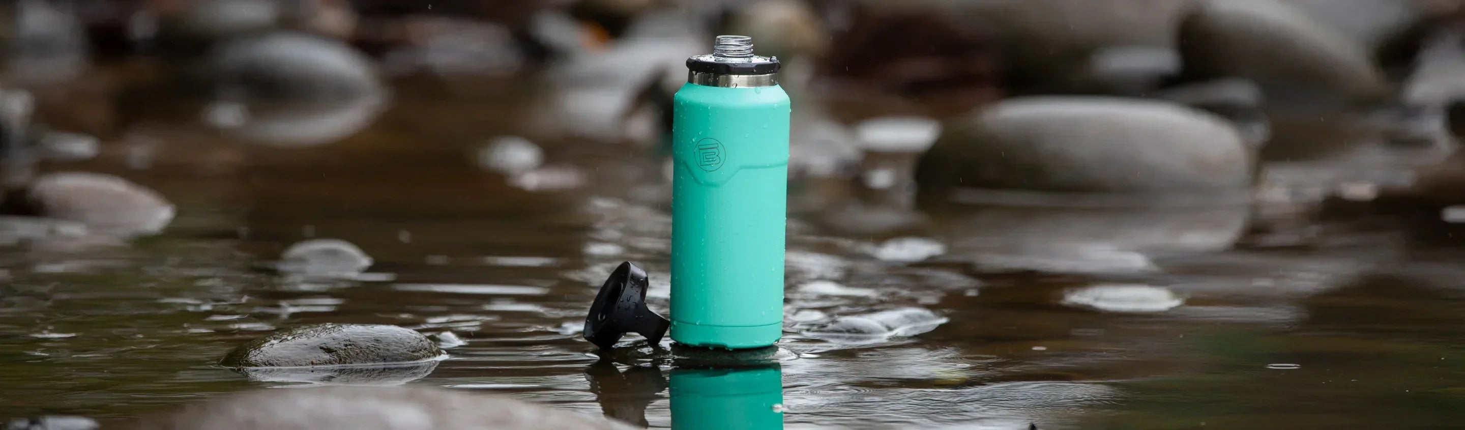 BOTE MAGNETumbler in water on river rocks